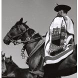 Nagyobb méret, Szendrő István fotóművészeti alkotása, lovász lóháton, népviselet, állatok, itató, kalap, pipa, 1930-as évek. Eredeti, pecséttel jelzett fotó, papírkép, Agfa Brovira papíron. 