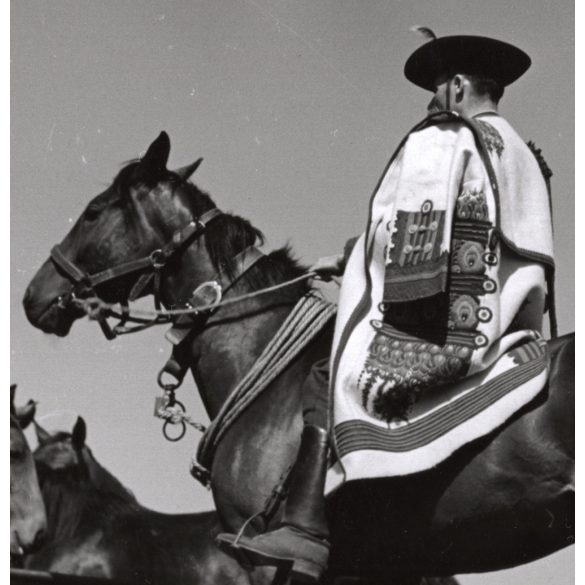 Nagyobb méret, Szendrő István fotóművészeti alkotása, lovász lóháton, népviselet, állatok, itató, kalap, pipa, 1930-as évek. Eredeti, pecséttel jelzett fotó, papírkép, Agfa Brovira papíron. 