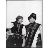 Nagyobb méret, Szendrő István fotóművészeti alkotása, fiatal pár kalotaszentkirályi népviseletben, Gyöngyösbokréta mozgalom, Kalotaszentkirály, Erdély, Kolozs megye, népviselet, 