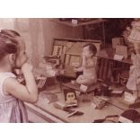 Kislány a játékbolt kirakatánál, lemezjáték, baba, Csiga Biga társasjáték, üzlet, szocializmus, 1950-es évek, Eredeti fotó, papírkép. 