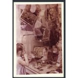 Kislány a játékbolt kirakatánál, lemezjáték, baba, Csiga Biga társasjáték, üzlet, szocializmus, 1950-es évek, Eredeti fotó, papírkép. 