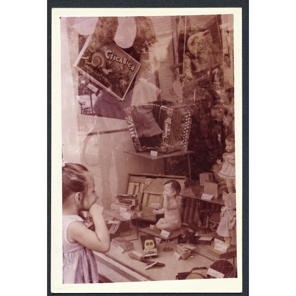 Kislány a játékbolt kirakatánál, lemezjáték, baba, Csiga Biga társasjáték, üzlet, szocializmus, 1950-es évek, Eredeti fotó, papírkép. 