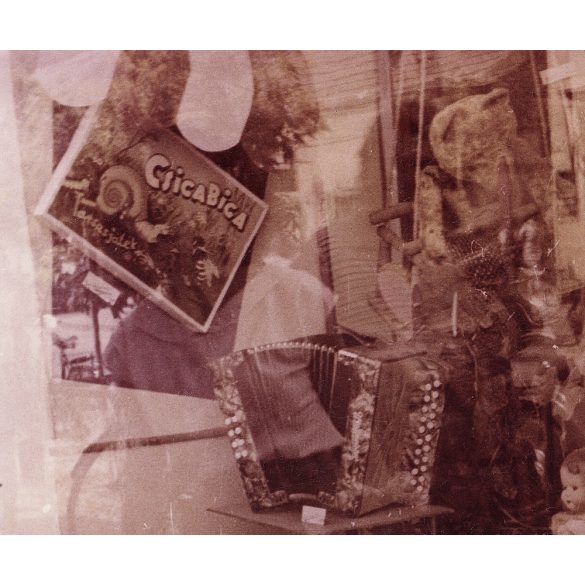 Kislány a játékbolt kirakatánál, lemezjáték, baba, Csiga Biga társasjáték, üzlet, szocializmus, 1950-es évek, Eredeti fotó, papírkép. 