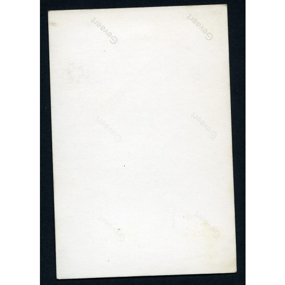 Kislány a játékbolt kirakatánál, lemezjáték, baba, Csiga Biga társasjáték, üzlet, szocializmus, 1950-es évek, Eredeti fotó, papírkép. 