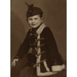 Kiss fotó szalon, Baja, kisfiú karddal, magyaros ruhában, huszár, mente, csizma, Horthy-korszak, helytörténet, Bács-Kiskun megye, 1941., 1940-es évek, Eredeti fotó, papírkép.   