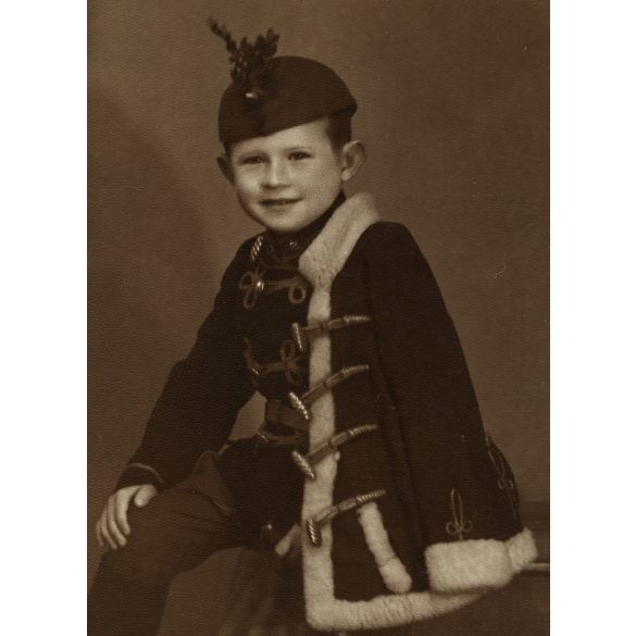 Kiss fotó szalon, Baja, kisfiú karddal, magyaros ruhában, huszár, mente, csizma, Horthy-korszak, helytörténet, Bács-Kiskun megye, 1941., 1940-es évek, Eredeti fotó, papírkép.   