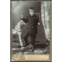   Piétsch műterem, Szabadka, Vajdaság, kisfiú hintalóval, ostorral, matrózblúz, játék, Szalaczi Sándor, monarchia, helytörténet, 1890-es évek, Eredeti kabinetfotó. 