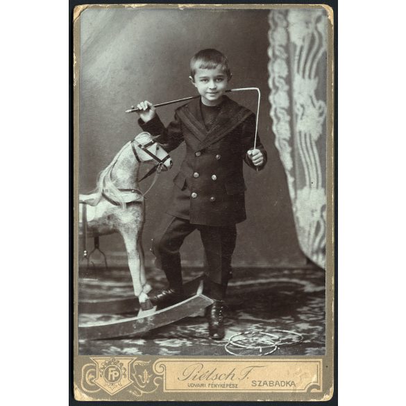 Piétsch műterem, Szabadka, Vajdaság, kisfiú hintalóval, ostorral, matrózblúz, játék, Szalaczi Sándor, monarchia, helytörténet, 1890-es évek, Eredeti kabinetfotó. 