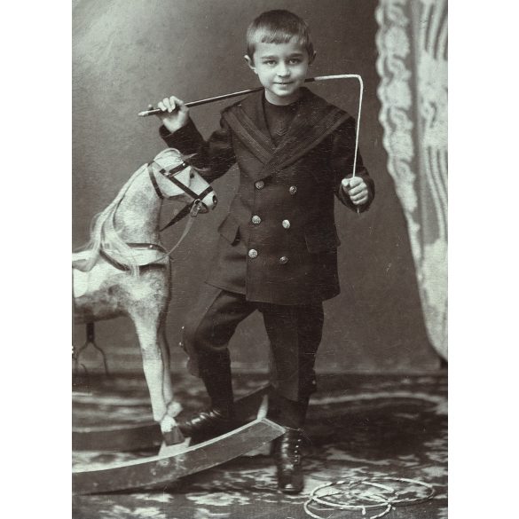 Piétsch műterem, Szabadka, Vajdaság, kisfiú hintalóval, ostorral, matrózblúz, játék, Szalaczi Sándor, monarchia, helytörténet, 1890-es évek, Eredeti kabinetfotó. 