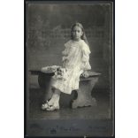 Uher műterem, Budapest, elegáns lány szalagos cipőben, virágokkal, monarchia, helytörténet, 1890-es évek, Eredeti kabinetfotó.