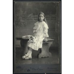   Uher műterem, Budapest, elegáns lány szalagos cipőben, virágokkal, monarchia, helytörténet, 1890-es évek, Eredeti kabinetfotó.