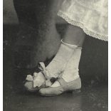 Uher műterem, Budapest, elegáns lány szalagos cipőben, virágokkal, monarchia, helytörténet, 1890-es évek, Eredeti kabinetfotó.