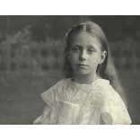 Uher műterem, Budapest, elegáns lány szalagos cipőben, virágokkal, monarchia, helytörténet, 1890-es évek, Eredeti kabinetfotó.