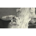 Uher műterem, Budapest, elegáns lány szalagos cipőben, virágokkal, monarchia, helytörténet, 1890-es évek, Eredeti kabinetfotó.