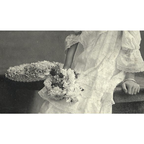 Uher műterem, Budapest, elegáns lány szalagos cipőben, virágokkal, monarchia, helytörténet, 1890-es évek, Eredeti kabinetfotó.