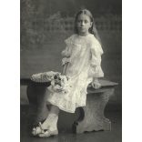 Uher műterem, Budapest, elegáns lány szalagos cipőben, virágokkal, monarchia, helytörténet, 1890-es évek, Eredeti kabinetfotó.