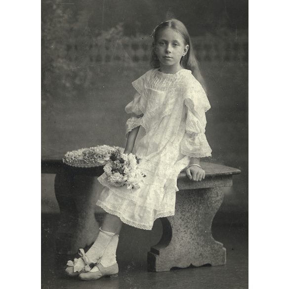 Uher műterem, Budapest, elegáns lány szalagos cipőben, virágokkal, monarchia, helytörténet, 1890-es évek, Eredeti kabinetfotó.