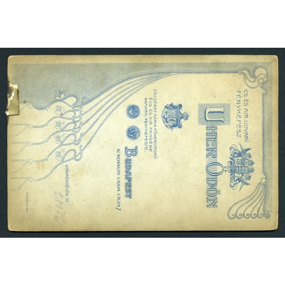 Uher műterem, Budapest, elegáns lány szalagos cipőben, virágokkal, monarchia, helytörténet, 1890-es évek, Eredeti kabinetfotó.