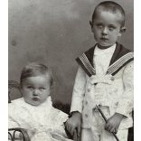 Sinayberger műterem, Budapest, gyerekek, testvérek portréja, matrózruha, monarchia, helytörténet, 1890-es évek, Eredeti kabinetfotó.
