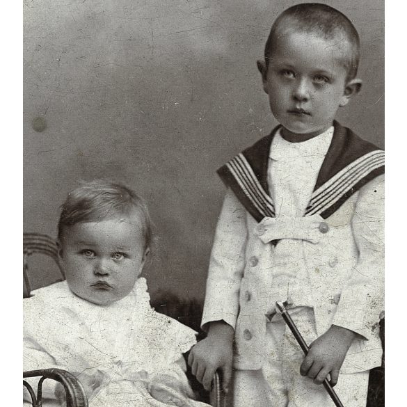 Sinayberger műterem, Budapest, gyerekek, testvérek portréja, matrózruha, monarchia, helytörténet, 1890-es évek, Eredeti kabinetfotó.