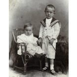 Sinayberger műterem, Budapest, gyerekek, testvérek portréja, matrózruha, monarchia, helytörténet, 1890-es évek, Eredeti kabinetfotó.