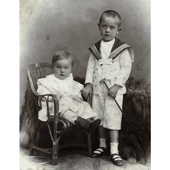 Sinayberger műterem, Budapest, gyerekek, testvérek portréja, matrózruha, monarchia, helytörténet, 1890-es évek, Eredeti kabinetfotó.
