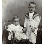 Sinayberger műterem, Budapest, gyerekek, testvérek portréja, matrózruha, monarchia, helytörténet, 1890-es évek, Eredeti kabinetfotó.