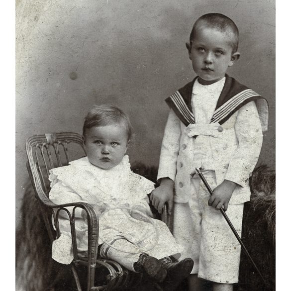 Sinayberger műterem, Budapest, gyerekek, testvérek portréja, matrózruha, monarchia, helytörténet, 1890-es évek, Eredeti kabinetfotó.