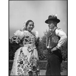   Nagyobb méret, Szendrő István fotóművészeti alkotása, fiatalok szakmári népviseletben, Szakmár, Bács-Kiskun megye, Gyöngyösbokréta mozgalom, népviselet, szoknya, kalap, mellény, kendő, 1930-as évek. 