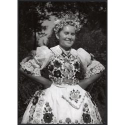   Nagyobb méret, Szendrő István fotóművészeti alkotása, mosolygó hölgy szakmári népviseletben, Szakmár, Bács-Kiskun megye, Gyöngyösbokréta mozgalom, népviselet, fejdísz, kendő, szoknya, 1930-as évek. 