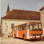 Nagyobb méret! Az Ikarus 266 típusú járműve Székesfehérváron, a Szent Anna-kápolna előtt, Magyarország, Székesfehérvár, busz, tömegközlekedés, közlekedéstörténet, utcakép, 