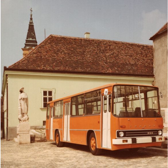 Nagyobb méret! Az Ikarus 266 típusú járműve Székesfehérváron, a Szent Anna-kápolna előtt, Magyarország, Székesfehérvár, busz, tömegközlekedés, közlekedéstörténet, utcakép, 