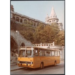   Nagyobb méret. Az Ikarus 260 típusú járműve a Halászbástya alatt. Budapest, közlekedés, busz, közlekedéstörténet, helytörténet, 1970-es évek, Eredeti fotó, papírkép.  
