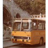 Nagyobb méret. Az Ikarus 260 típusú járműve a Halászbástya alatt. Budapest, közlekedés, busz, közlekedéstörténet, helytörténet, 1970-es évek, Eredeti fotó, papírkép.  