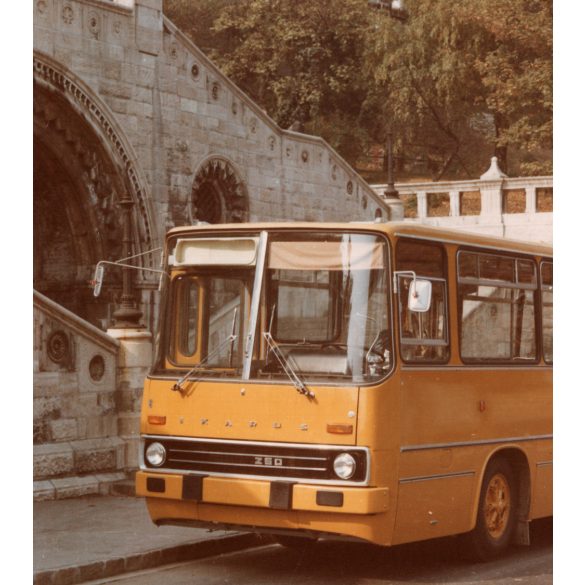Nagyobb méret. Az Ikarus 260 típusú járműve a Halászbástya alatt. Budapest, közlekedés, busz, közlekedéstörténet, helytörténet, 1970-es évek, Eredeti fotó, papírkép.  