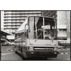  Nagyobb méret. Az Ikarus 254 tourist típusú járműve próbaúton, az Intercontinental szállodánál, Budapest, utcakép, járművek, busz, közlekedés, 1970-es évek, Eredeti fotó, papírkép.   