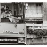 Nagyobb méret. Az Ikarus 254 tourist típusú járműve próbaúton, az Intercontinental szállodánál, Budapest, utcakép, járművek, busz, közlekedés, 1970-es évek, Eredeti fotó, papírkép.   