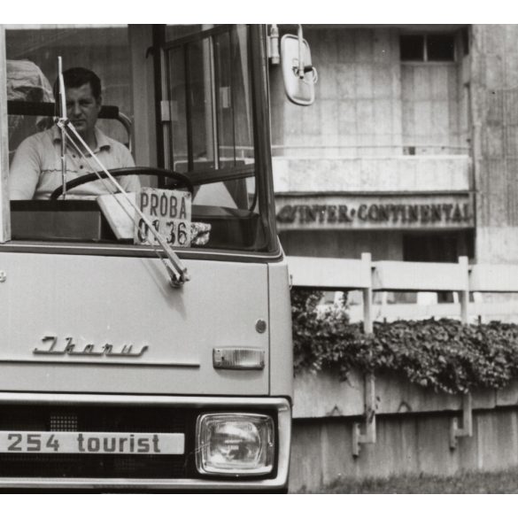 Nagyobb méret. Az Ikarus 254 tourist típusú járműve próbaúton, az Intercontinental szállodánál, Budapest, utcakép, járművek, busz, közlekedés, 1970-es évek, Eredeti fotó, papírkép.   