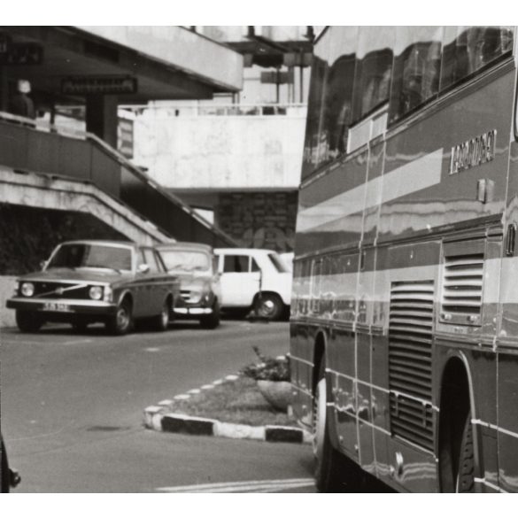 Nagyobb méret. Az Ikarus 254 tourist típusú járműve próbaúton, az Intercontinental szállodánál, Budapest, utcakép, járművek, busz, közlekedés, 1970-es évek, Eredeti fotó, papírkép.   