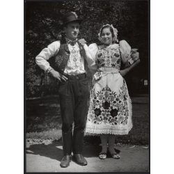   Nagyobb méret, Szendrő István fotóművészeti alkotása, fiatal pár szakmári népviseletben, Gyöngyösbokréta mozgalom, Szakmár, Bács-Kiskun megye, népviselet, kalap, szoknya, kendő, 1930-as évek. 