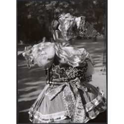   Nagyobb méret, Szendrő István fotóművészeti alkotása, fiatal lány törökkoppányi népviseletben, Gyöngyösbokréta mozgalom, Törökkoppány, Somogy megye, népviselet, szoknya, kendő, 1930-as évek. 