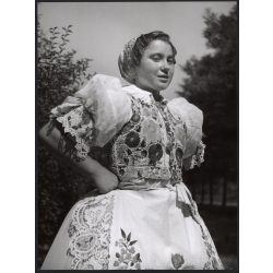   Nagyobb méret, Szendrő István fotóművészeti alkotása, fiatal lány szakmári népviseletben, Gyöngyösbokréta mozgalom, Szakmár, Bács-Kiskun megye, népviselet, szoknya, kendő, 1930-as évek. 