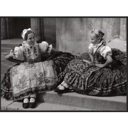   Nagyobb méret, Szendrő István fotóművészeti alkotása, fiatal lányok gombosi népviseletben, Gyöngyösbokréta mozgalom, Gombos, Szerbia, népviselet, szoknya, kendő, fejdísz, 1930-as évek. 