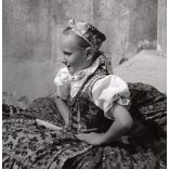 Nagyobb méret, Szendrő István fotóművészeti alkotása, fiatal lányok gombosi népviseletben, Gyöngyösbokréta mozgalom, Gombos, Szerbia, népviselet, szoknya, kendő, fejdísz, 1930-as évek. 