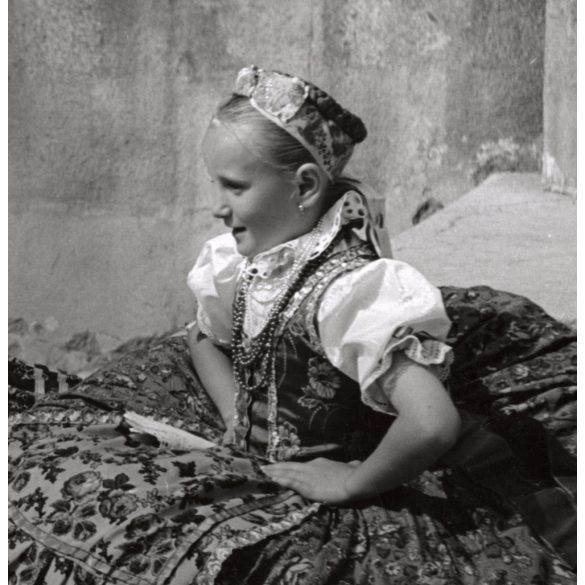 Nagyobb méret, Szendrő István fotóművészeti alkotása, fiatal lányok gombosi népviseletben, Gyöngyösbokréta mozgalom, Gombos, Szerbia, népviselet, szoknya, kendő, fejdísz, 1930-as évek. 