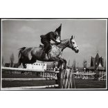 Nagyobb méret, Szendrő István fotóművészeti alkotása, díjugratás Budapesten, Rapaics Dániel a nyeregben, verseny, lóverseny, lovassport, feliratok, 1930-as évek. 