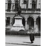 Nagyobb méret, Szendrő István fotóművészeti alkotása, a szombathelyi, régi Városháza, Szombathely, Vas megye, Berzsenyi tér, épület, utcakép, szobor, 1930-as évek. 