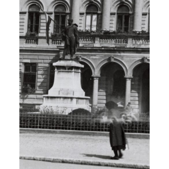 Nagyobb méret, Szendrő István fotóművészeti alkotása, a szombathelyi, régi Városháza, Szombathely, Vas megye, Berzsenyi tér, épület, utcakép, szobor, 1930-as évek. 