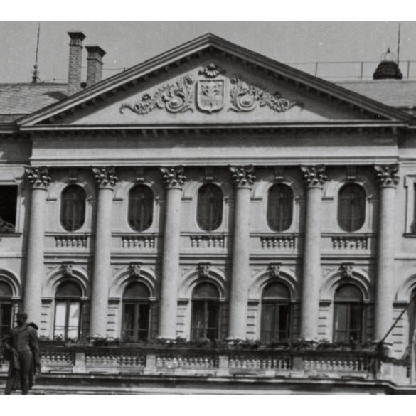 Nagyobb méret, Szendrő István fotóművészeti alkotása, a szombathelyi, régi Városháza, Szombathely, Vas megye, Berzsenyi tér, épület, utcakép, szobor, 1930-as évek. 