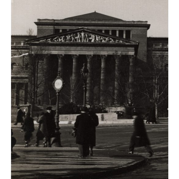 Nagyobb méret, Szendrő István fotóművészeti alkotása, Hősök tere, háttérben a Szépművészeti Múzeummal, Budapest, szobrok, épület, utcakép, 1930-as évek. Eredeti, pecséttel jelzett fotó, papírkép. 